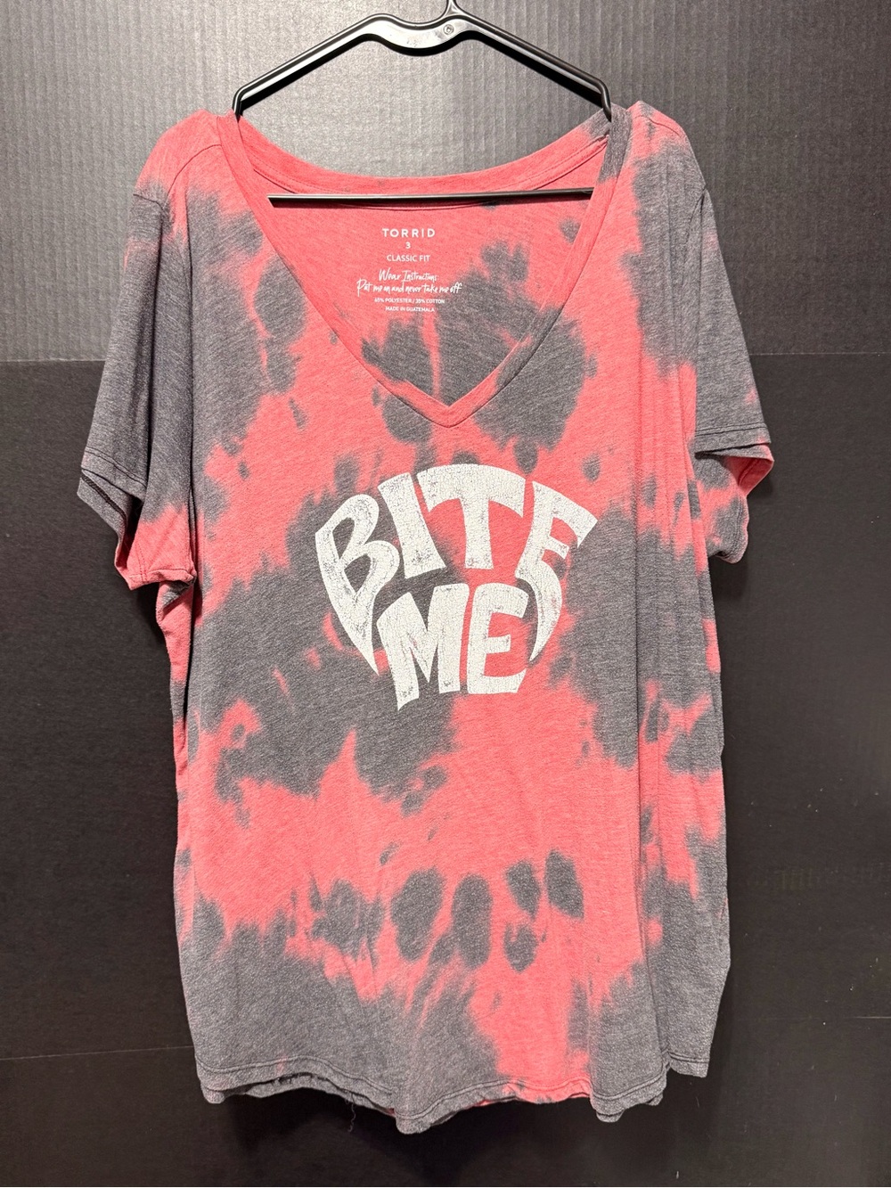 🎒Torrid "Bite Me" Distressed Red & Gray/Blk Tie Dye V-Neck Graphic Tee Size 3X